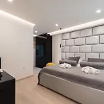 Apartment 10 Heritage *